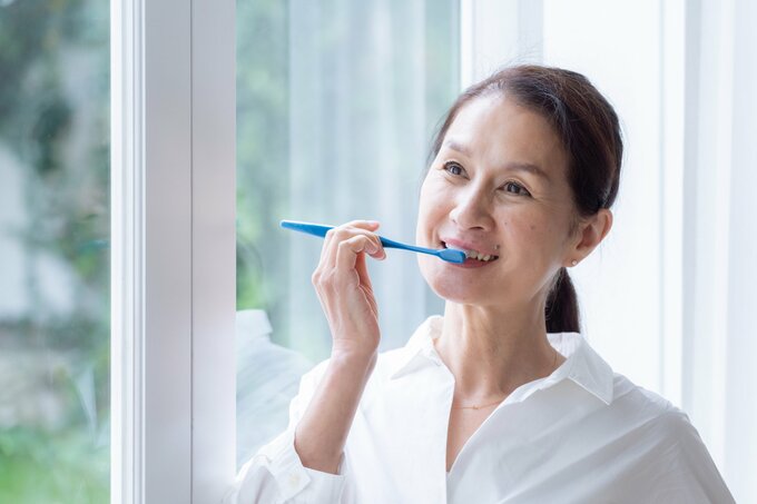 歯を磨く女性