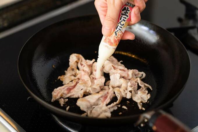 チューブのニンニクをしぼる様子