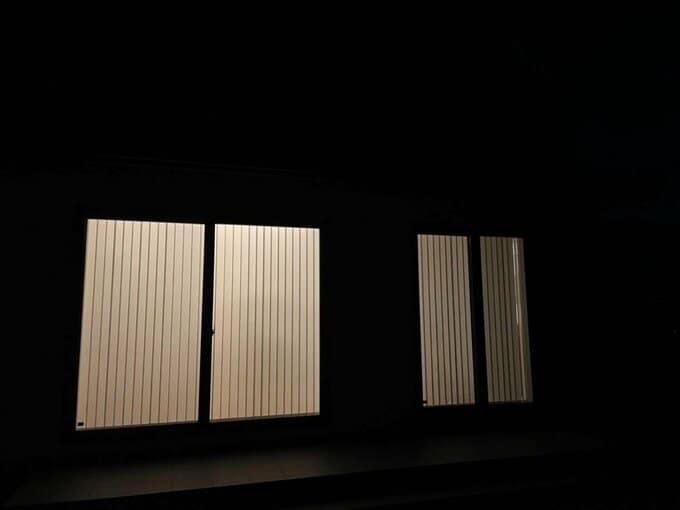夜の家の外から見た様子