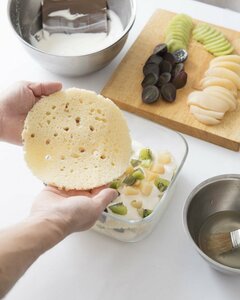 ブドウは皮つきのまま3、4粒は縦半分に切り（飾り用）、残りは縦横4等分に切る。