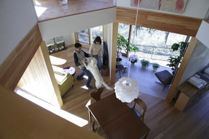 【注文住宅事例】犬もインコも放し飼い!? 自然に囲まれた吹き抜けのある家