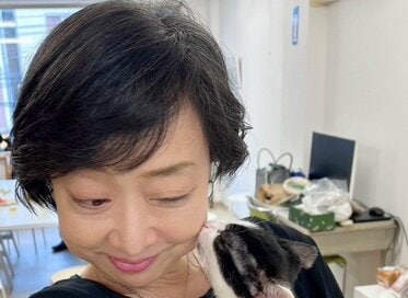 58歳・川上麻衣子さん還暦直前に感じた「体型の変化」。白髪は簡単ケアアイテムで乗りきる