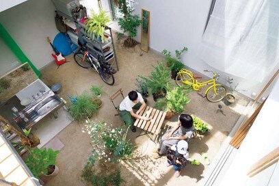 【注文住宅事例】内庭は第2のリビング。土も緑も家の中にある大胆なガーデンハウス