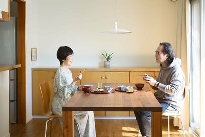 60代夫婦ふたり暮らし、退職した夫と心地よい距離感をつくる4つの工夫。一緒にいるのは食事だけ