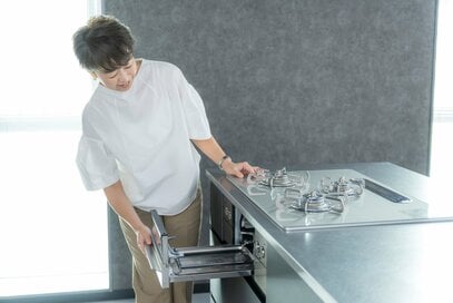 オープンキッチンの「におい」でもう悩まない。煙を抑える最新ガスコンロの実力は？ 