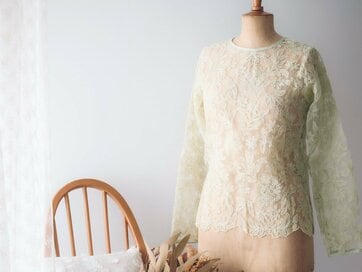 今年大人気のさわやかなレース「エンブロイダリー」。大人世代が上手に取り入れるコツ