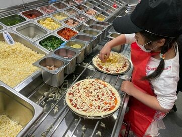 人気ピザチェーンで「自分だけのピザ」がつくれる！2000円で体験、ポテト半永久無料券も