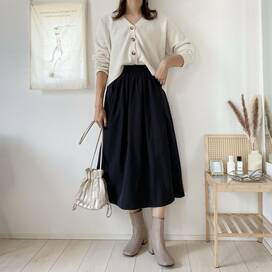 ユニクロのボリュームスカートはこの秋買いの逸品。ふんわりロング丈で大人向き