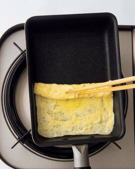 卵1個で卵焼きをふんわり焼く方法。コツは水をたすこと