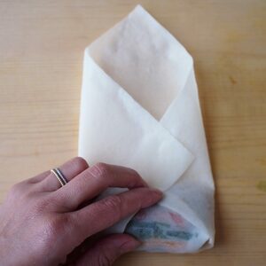 春巻きの皮でチャプチェを巻いて、巻き終わりに水溶き片栗粉を塗ってとめる