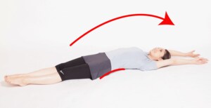 気をつけの姿勢で体を真っすぐ伸ばす