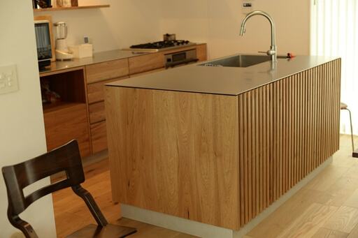 カウンターにも床にも無垢材を使用したキッチン