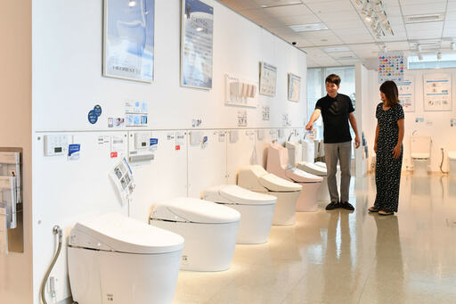 トイレの展示コーナーを歩く夫妻
