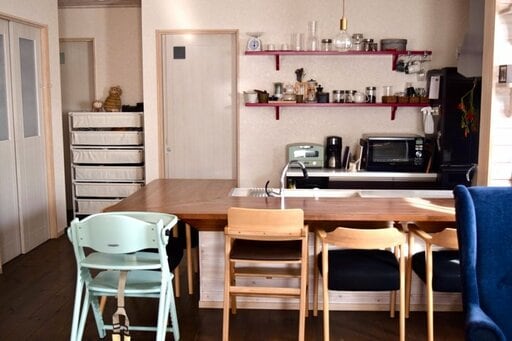 本体の左側が壁に接している対面式のペニンシュラ型キッチン