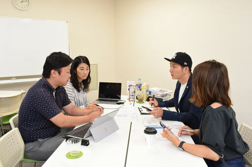 4人で打ち合わせ風景