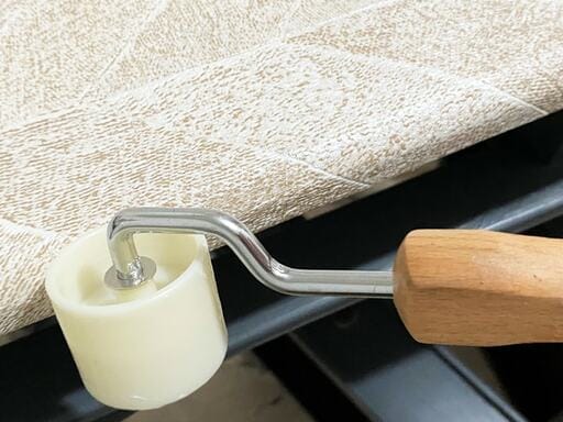 ローラーで貼った壁紙をなじませる