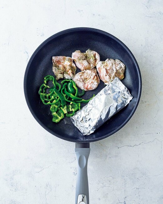 材料を並べたフライパン