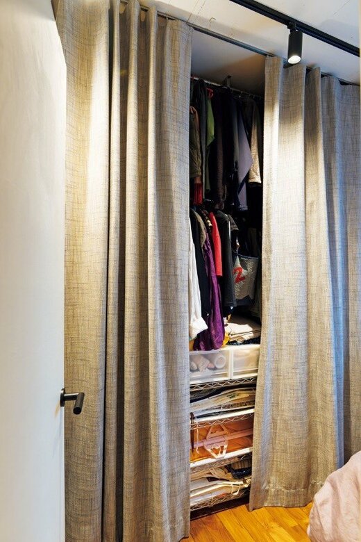 天井ぎりぎりの高さまで活用されたクローゼット