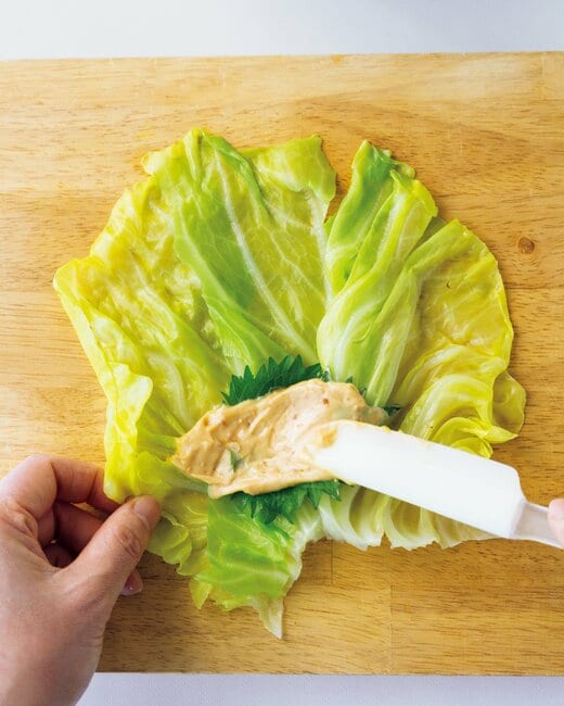 キャベツに鶏肉を広げる