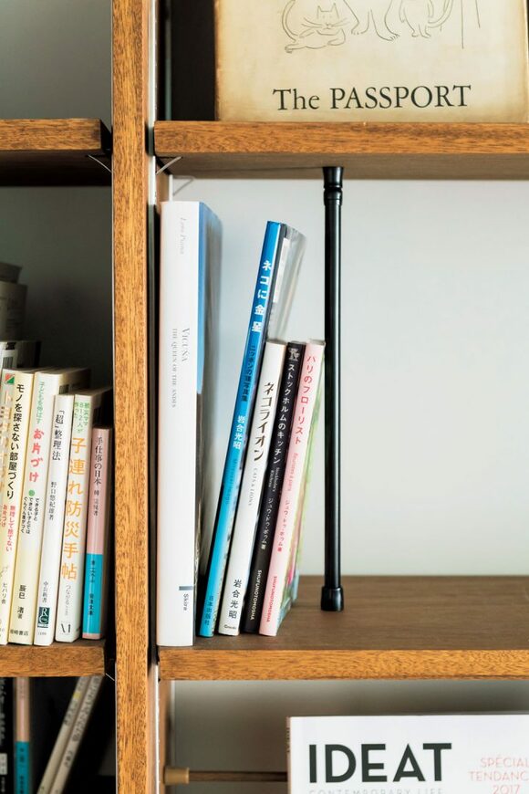 黒の細いつっぱり棒を使用した様子