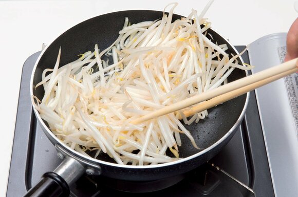 サラダ油大さじ1を回しかけて全体にからめる。