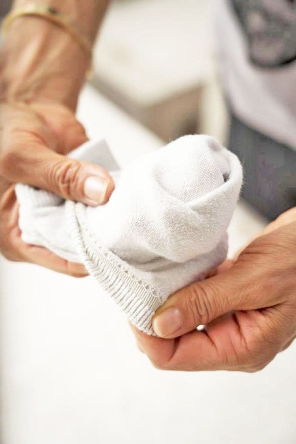 ソックスのもう片方をくるりと巻き込む