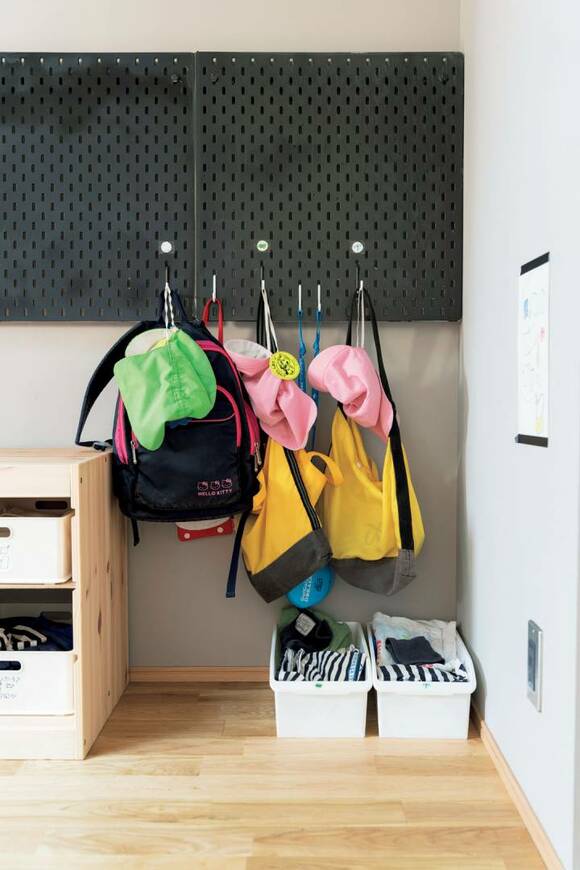 通園・通学用のバッグをフックにかけた様子