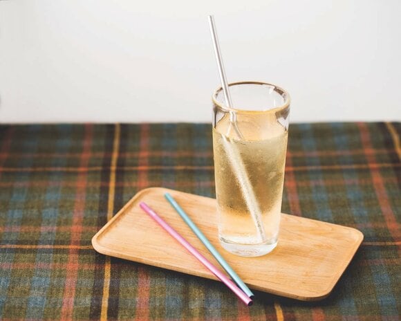 トレーにドリンクとストロー