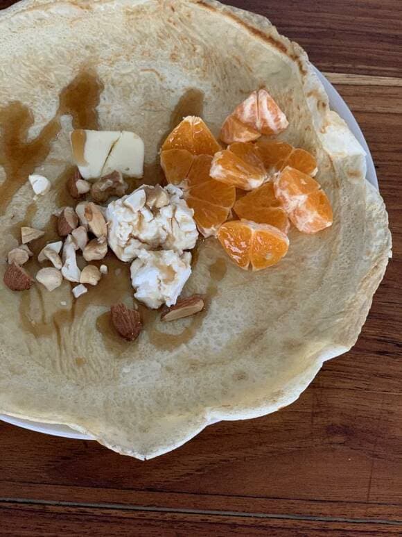 クレープ生地の上にトッピング