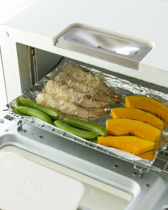 材料をオーブントースターに入れる様子