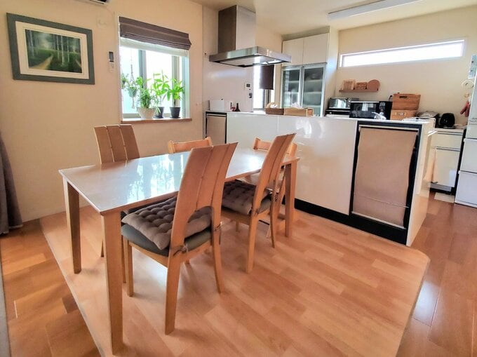 昼間のキッチンとダイニングの様子