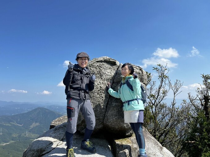 山の頂上にいる吉田類さんと川上麻衣子さん