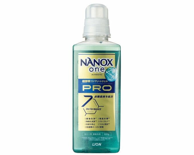 透明のプラスチックボトルに入ったNANOX one