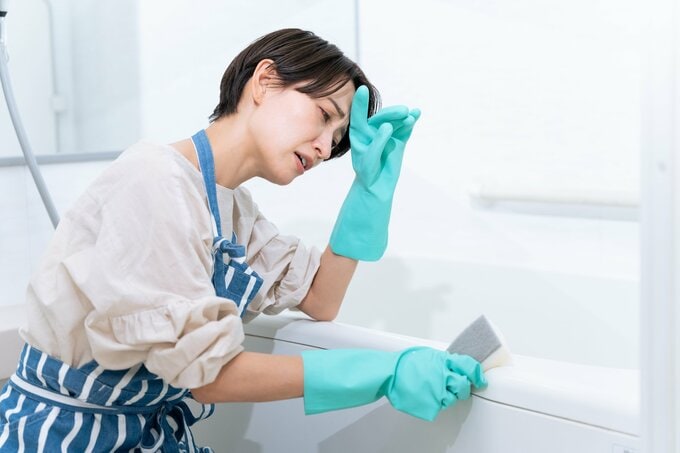 掃除に疲れる様子