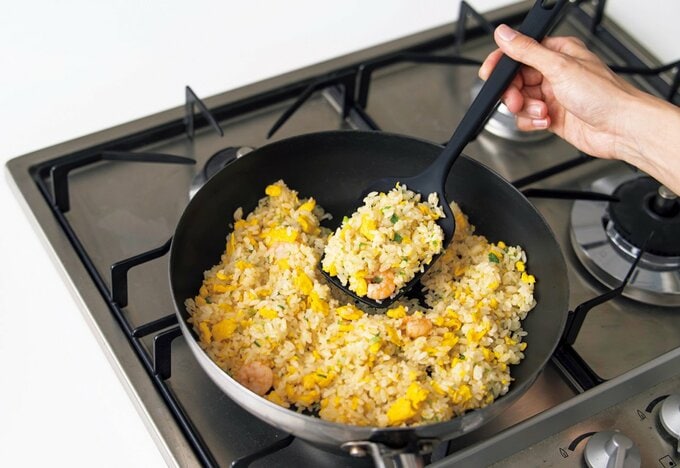 シリコンスプーンでフライパンの炒飯をすくっている様子