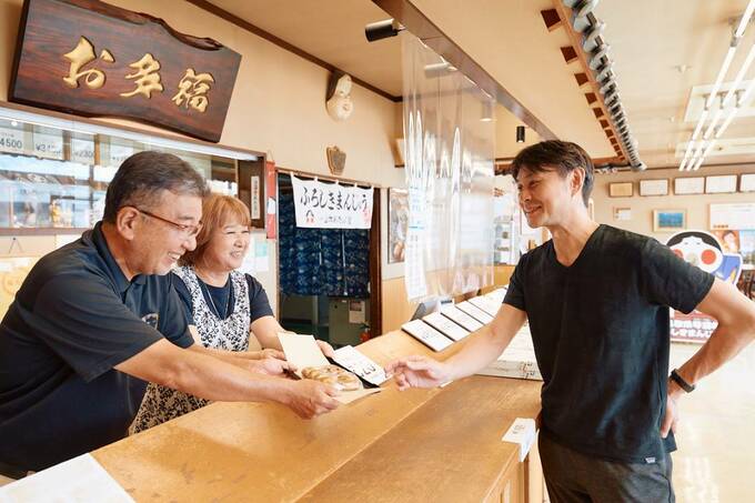 お店の人の前に男性