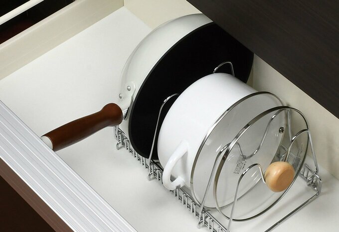 仕切りなどを使って重ねない収納を意識する（画像提供：パール金属株式会社）