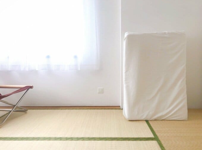 軽い折りたたみマットレスなら立てかけるのも苦ではない