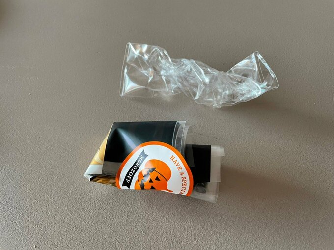 小さくたたんだプラスチックゴミ