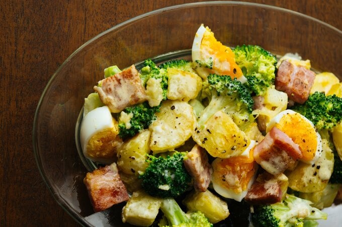 簡単で華やかなクリスマスメニューのごちそうサラダ