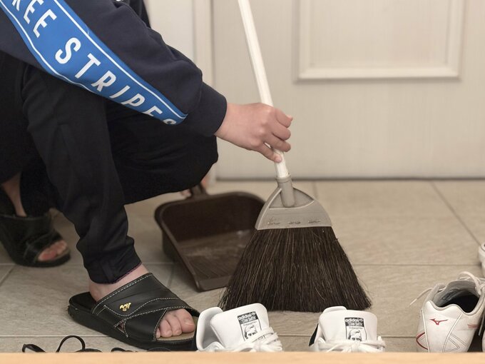 子どもが掃除をしている