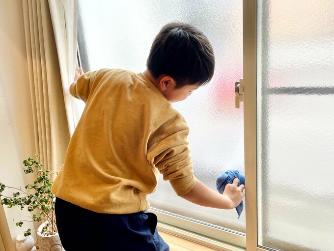 窓ふきをする子どもの様子