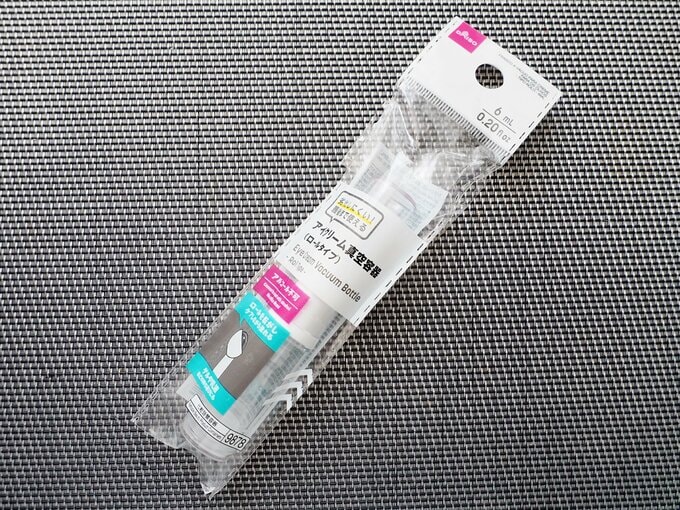 「アイクリーム真空容器（ロールタイプ、6mL）」（110円）、材質・本体：AS樹脂、ポリプロピレン、ステンレス鋼、商品サイズ：1.9cm×10cm×1.9cm