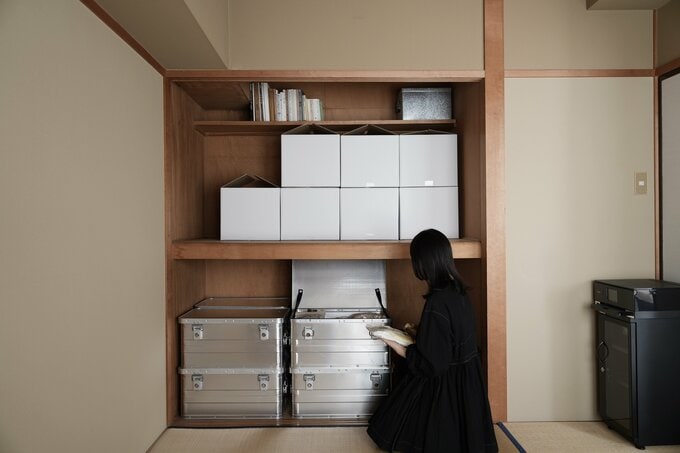 和室で片づけをする深尾さん