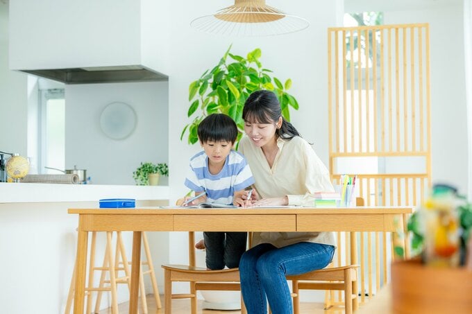 子どもの勉強を見る母親