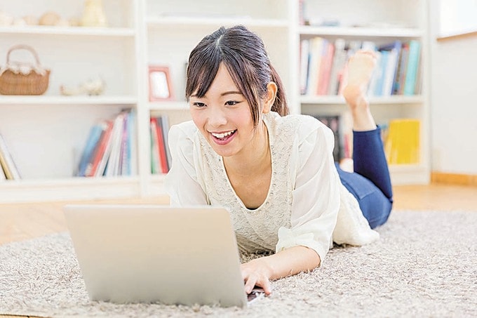 家でくつろぐ女性