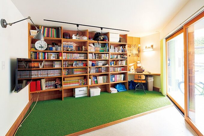 人工芝を敷いた書斎にテレビを設置