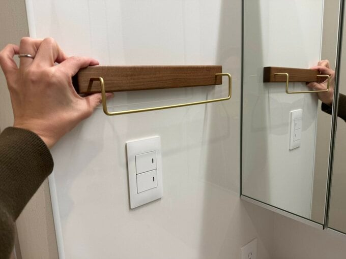 洗面台横に配置されたスイッチによってタオルハンガーが取りつけられない
