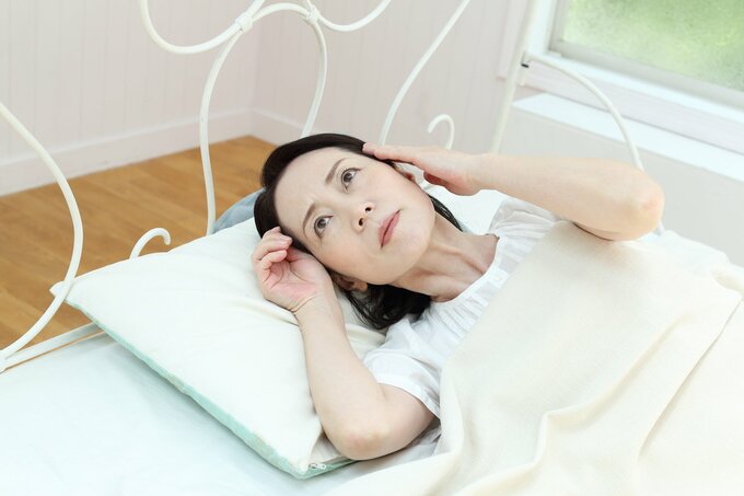 朝起きたとき疲れが取りきれていない女性