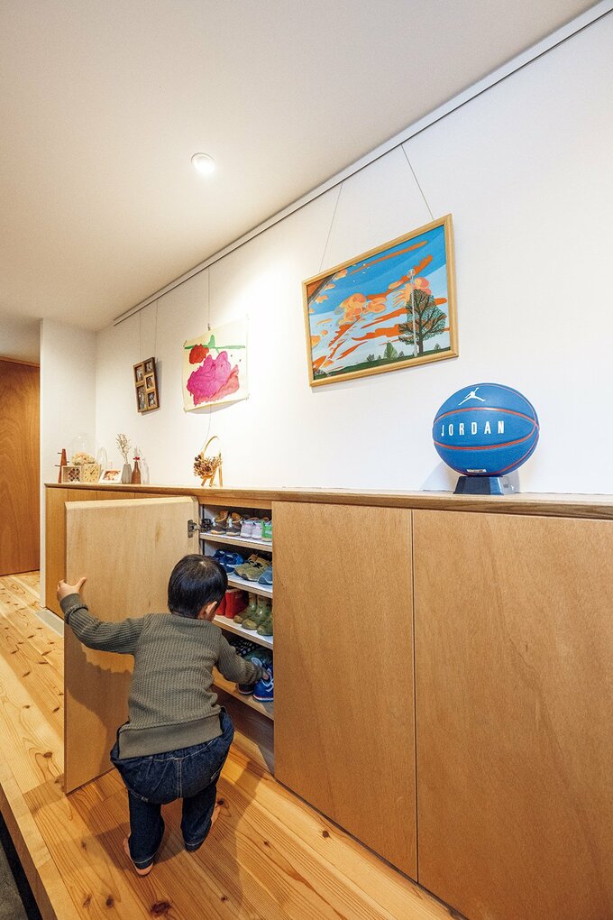 ゲタ箱は可動式の棚でフレキシブルに活用